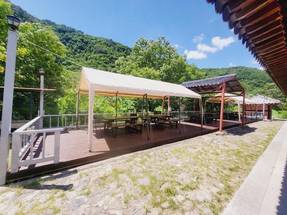 Yeongwol Hwanggung Hanok Pension Экстерьер фото